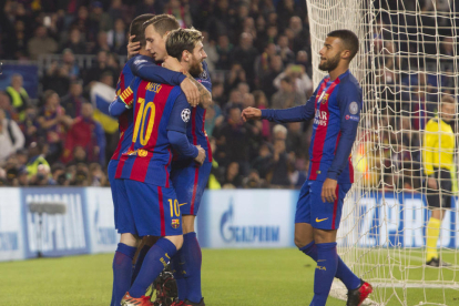 Arda Turan és felicitat pels seus companys després que el turc anotés el quart gol del FC Barcelona davant del Borussia.