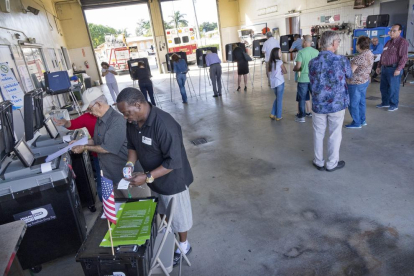 Els votants van fer cua en alguns centres de votació, com en aquest de Florida.
