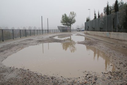 El paviment en mal estat provoca que es formin grans bassals quan plou.