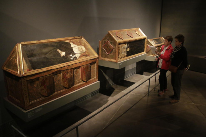 Dos visitantes ayer en el Museu de Lleida, en una de las salas donde se exhiben tres cajas sepulcrales originarias del monasterio de Sigena. 