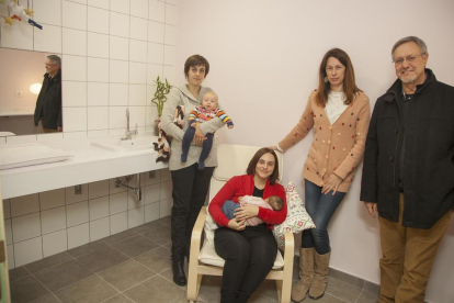 El alcalde de Bellpuig, Salvador Bonjoch, la arquitecta y dos de las usuarias con sus hijos en la sala de lactancia recién estrenada. 