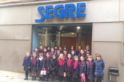 Les nenes posen davant de l'entrada de SEGRE, abans de la visita.