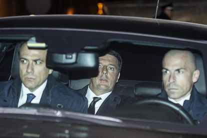 Renzi, ahir a l’arribar al Palau del Quirinal per formalitzar la dimissió davant del president italià.