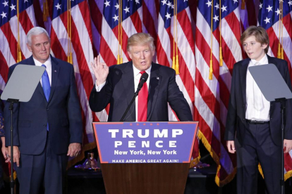 Donald Trump saluda els simpatitzants acompanyat del vicepresident, Mike Pence (esq.), i del seu fill Barron.