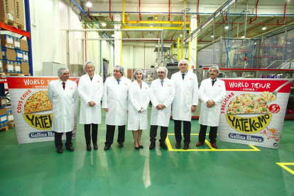 El presidente de Aragón Javier Lambán, visitó ayer la planta de Gallina Blanca en Ballobar.