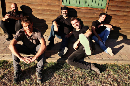 Imatge promocional de la banda EnZel, un nou quintet que proposa un ‘pop elegant’.