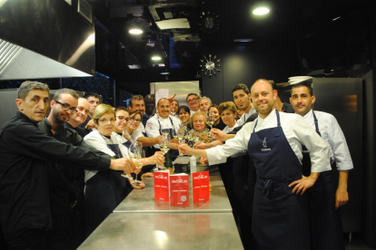 El chef Joel Castanyé celebrando ayer la prestigiosa distinción con su equipo y su familia.