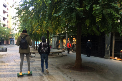 Un joven con un patinete eléctrico a la salida del colegio Sagrada Família de Lleida.