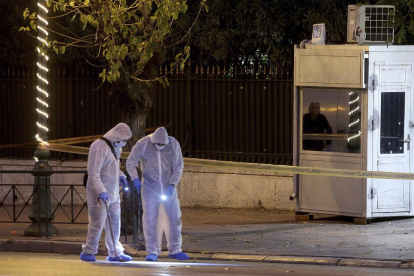 Un policia ferit en un atac a l’ambaixada francesa a Atenes