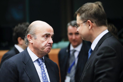 Guindos, amb el vicepresident de la Comissió Europea, Valdis Dombrovskis, aquest dilluns a Brussel·les.