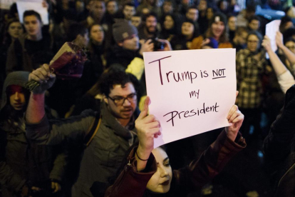 Ciudadanos protestan en Nueva York contra el resultado electoral que dió a Donald Trump la presidencia de Estados.