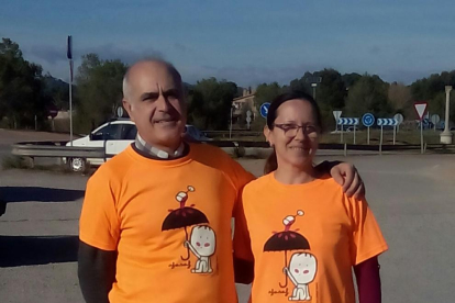 Josep y Montse, ayer, con las camisetas de la asociación Afasaf de la que forman parte.