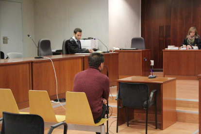 L’acusat i el seu lletrat, durant el judici a l’Audiència Provincial.