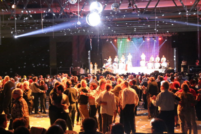 Missa solemne al Sant Crist (esquerra) i actuació de l’orquestra Costa Brava, ahir a la tarda al pavelló Inpacsa (dreta).