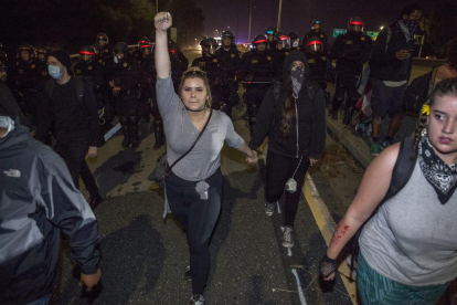 Manifestants són obligats a desallotjar una autopista mentre protesten a Oakland.