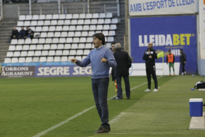 El tècnic del Lleida, Gustavo Siviero, donant instruccions als seus jugadors davant del Cornellà.