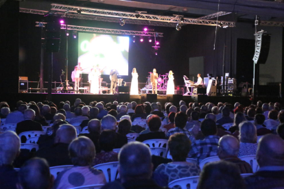 Más de 600 personas en el concierto de la orquesta Venus en el pabellón de Inpacsa.