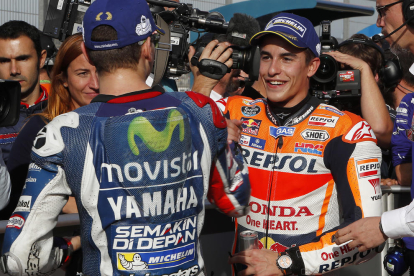 Màrquez y Lorenzo se saludan al finalizar la sesión cronometrada de ayer en Xest.
