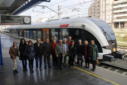 Veïns del Pallars nascuts el 1951 van viatjar al tren en el 65è aniversari de l’arribada a la Pobla.