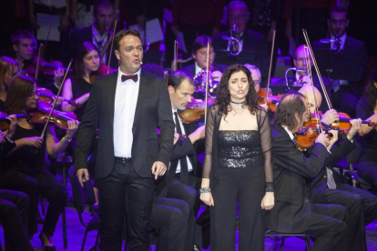 L’escenari del Gran Teatre de la Passió de Cervera es va omplir amb els participants del concert.