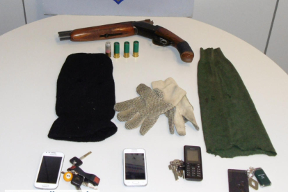Escopeta retallada, passamuntanyes i mòbils que van utilitzar els lladres per cometre l’atracament.