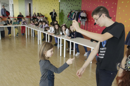 Adrià Codina impartió ayer el taller infantil de magia.