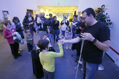 Adrià Codina impartió ayer el taller infantil de magia.