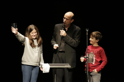 Adrià Codina impartió ayer el taller infantil de magia.