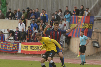Cristian Gómez defiende el balón ante la presencia de un rival, en una acción del partido de ayer.
