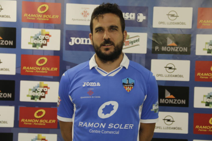 Casares, autor del gol del Lleida, pugna con dos jugadores del Gavà durante el partido de ayer.