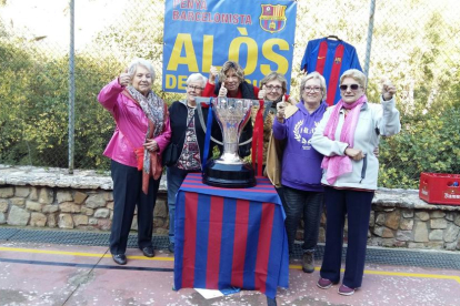 Els veïns del poble es van fotografiar amb l'última copa de la Lliga guanyada pel Barça.