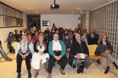 Espectadores en una de las siete sesiones de exhibición de películas en la primera edición de CurtÀneu.