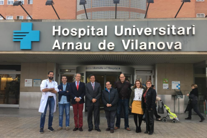 Miembros del servicio de Cardiología de Lleida, junto a Manuel Anguita, ayer en el Arnau.