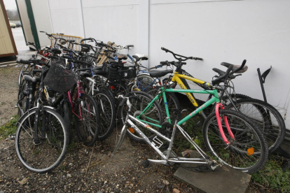 Imagen reciente de bicicletas almacenadas en el depósito de vehículos del polígono.