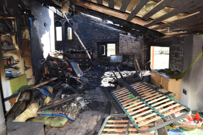 Imatge del menjador de l’habitatge després del foc que el va arrasar ahir a Ribera d’Urgellet.