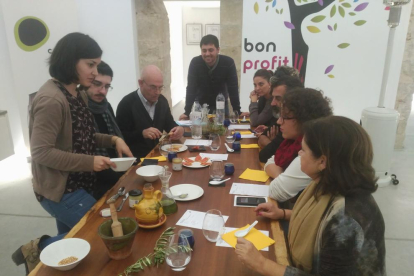 Empresas y entidades participaron ayer en una cata en el Centre de la Cultura de l’Oli de Catalunya. 