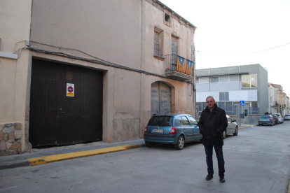 Jordi Calvís, davant els edificis que serviran per ampliar el centre.