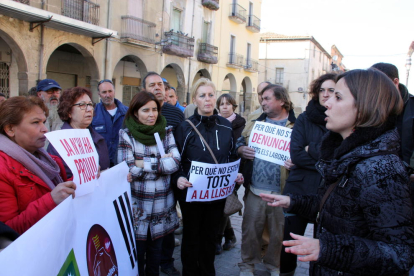 La regidora Laia Martí adreçant-se als manifestants.