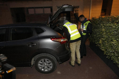 Mossos depositando documentación en un vehículo a la salida del ayuntamiento de Almacelles.