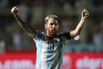 Leo Messi aixeca els braços celebrant la victòria davant de Colòmbia.