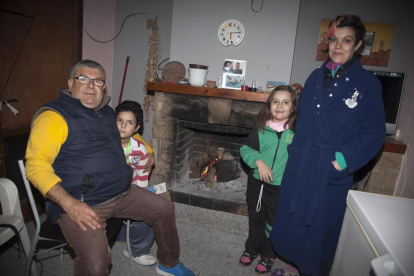 La família de Vilagrassa està disposada a acceptar un altre habitatge social després de tallar-los la llum.