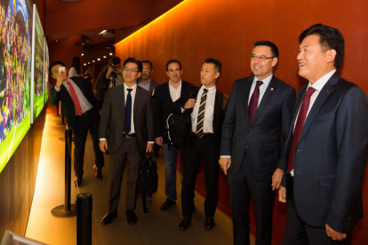 Josep Maria Bartomeu y el presidente de Rakuten, Hiroshi Mikitani, ayer durante la presentación del acuerdo en el Camp Nou.