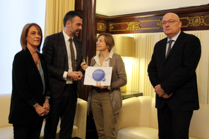 Franquesa y Vila entregaron ayer el informe a Forcadell y al vicepresidente de la Mesa, Lluís Corominas.