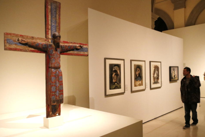La ‘Majestat Batlló’ originaria de la Garrotxa, ayer junto a algunos cuadros de Picasso en el MNAC.