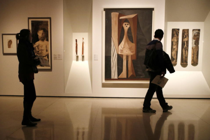 La ‘Majestat Batlló’, originària de la Garrotxa, ahir al costat d’alguns quadres de Picasso al MNAC.