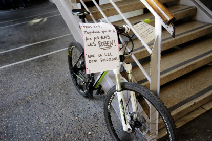 Una bicicleta aparcada ayer en el interior del Rectorado.