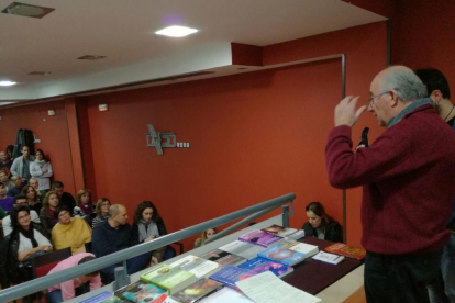 Josep Pàmies ayer durante la charla en San Fernando de Henares.
