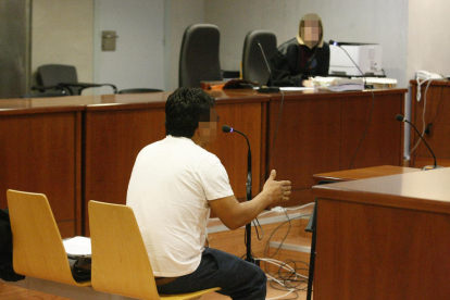El acusado, ayer en el banquillo durante el juicio celebrado en la Audiencia Provincial de Lleida.