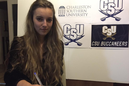 Xus Boira firmando con la Charleston Southern University.