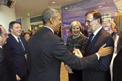 Obama saluda a Rajoy ayer en Berlín, ante la mirada de Matteo Renzi, Theresa May y François Hollande.